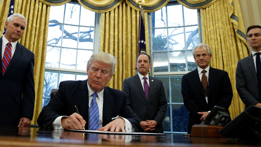 Trump firma la salida de EEUU del Acuerdo Transpacífico de Cooperación Económica