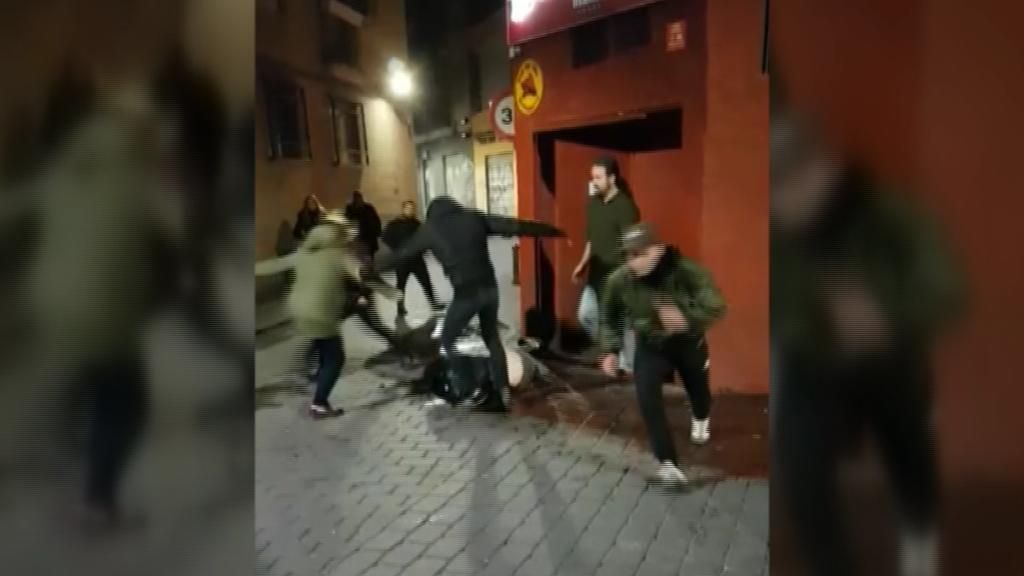 Patadas y puñetazos a una joven en la puerta de un bar de Murcia