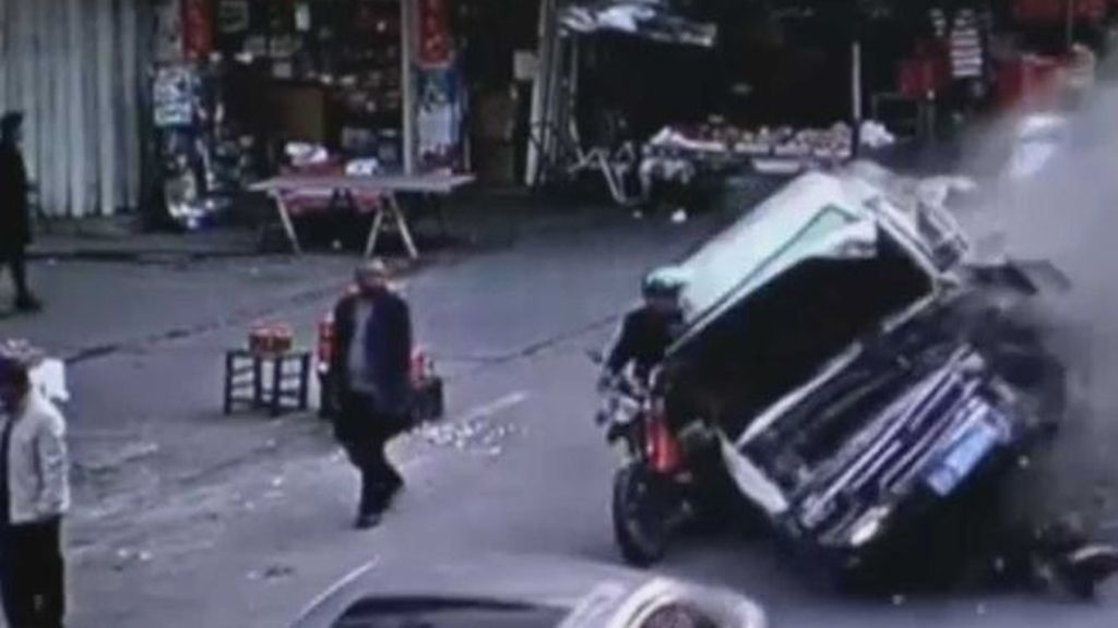 Le fallan los frenos y se lleva por delante tres coches y tres motos