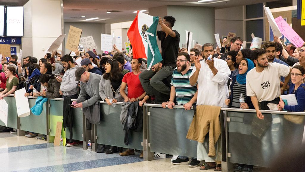 Protestas tras las primeras detenciones a pasajeros que intentaban entrar en EEUU