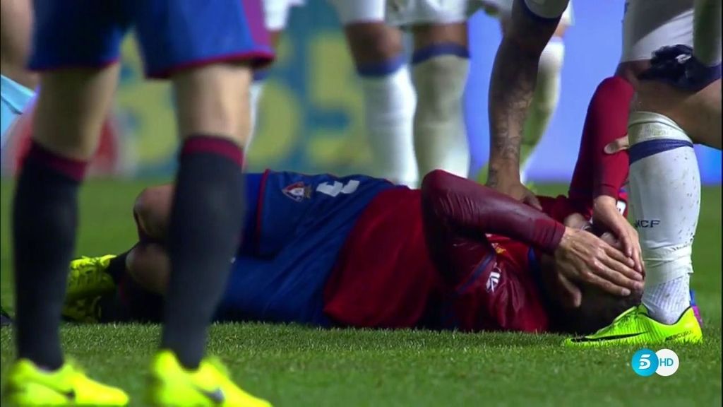 La cara de dolor de Tano tras romperse la tibia y el peroné tras una entrada