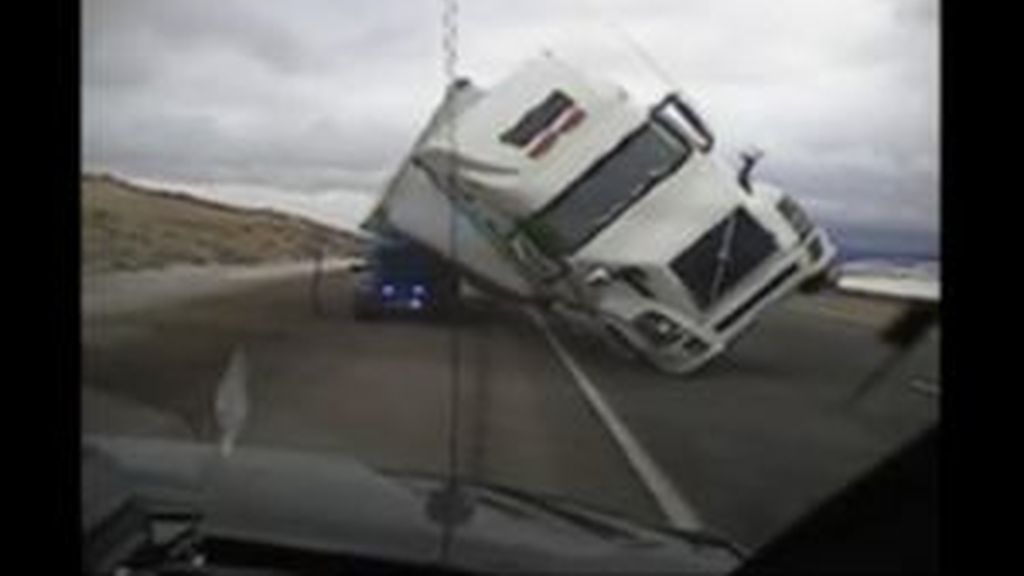 Un camión aplasta a un vehículo policial a causa del viento en Estados Unidos