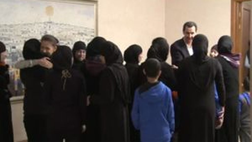Al Assad recibe a varias mujeres y niños secuestrados durante tres años