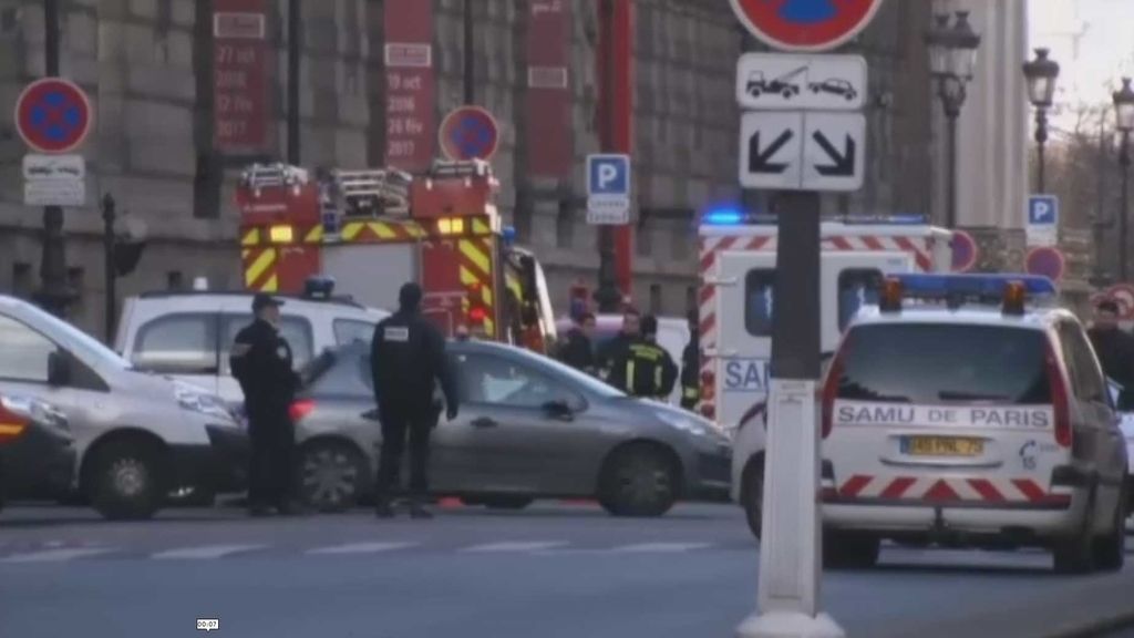 Un militar dispara a un hombre que lo agredió en el Louvre al grito de 'Alá es grande'