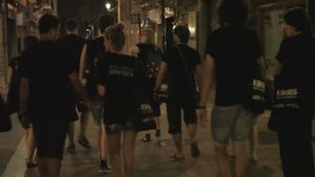 Jóvenes patrullan por Tarragona para concienciar sobre el alcohol y las drogas