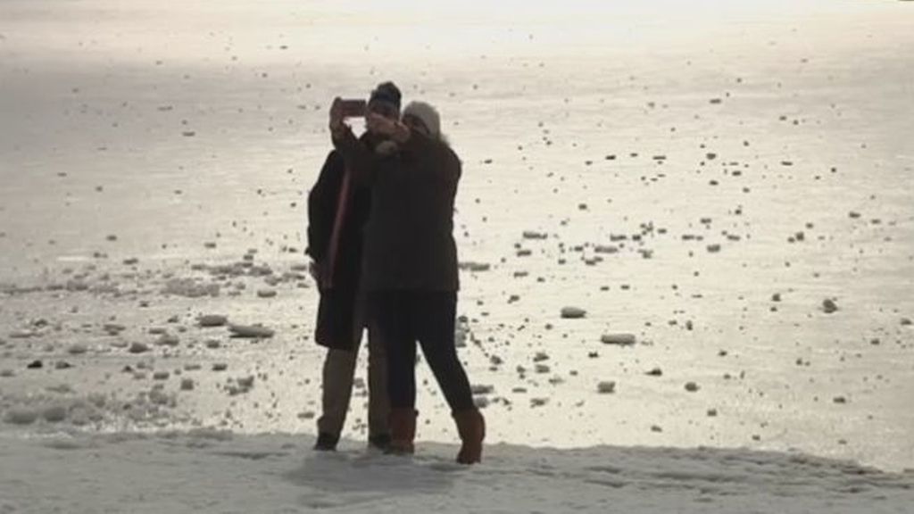Siete personas caen al lago Ercina por conseguir un selfi sobre la capa de hielo