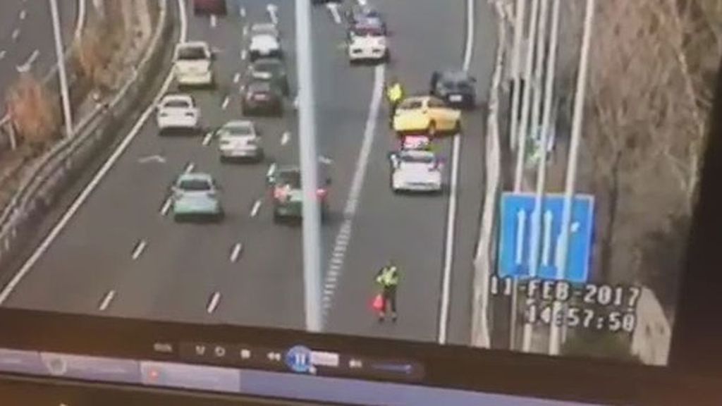 El momento en el que un guardia civil salva la vida mientras señalizaba un accidente