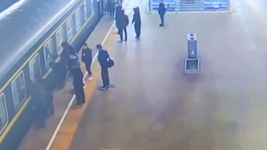 El dramático momento en el que una niña cae entre un andén y un tren