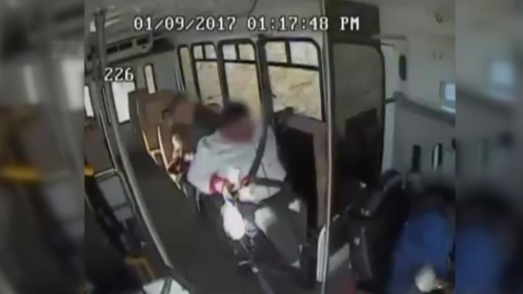 Su autobús choca violentamente contra un tren sin poder hacer nada por evitarlo