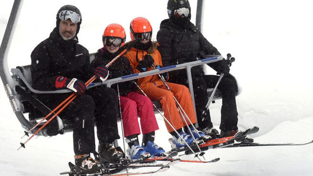 La familia real pasa una jornada de esquí en Astún, Huesca