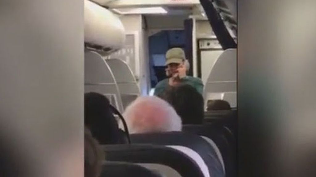 Una piloto llega tarde y le echa la bronca a los pasajeros por su divorcio y el Gobierno