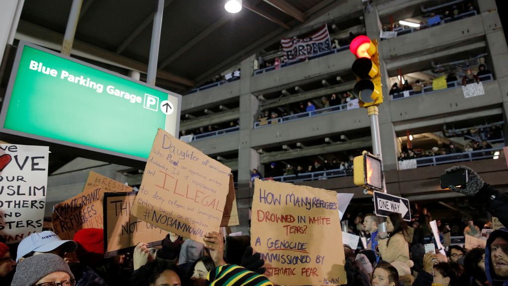 Protestas en aeropuertos de EEUU contra el veto de Trump a los musulmanes