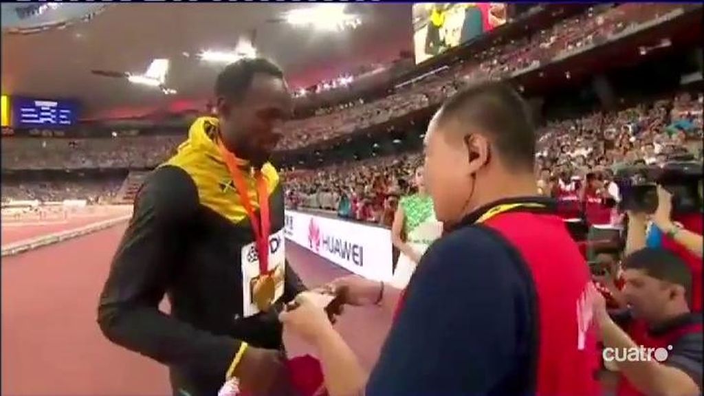 El cámara chino que 'atropelló' a Bolt le pide disculpas y le regala una pulsera