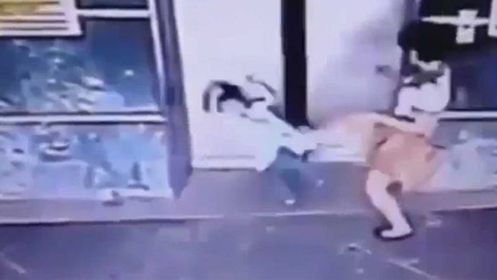 La patada que salva a una niña de morir aplastada por las puertas del ascensor