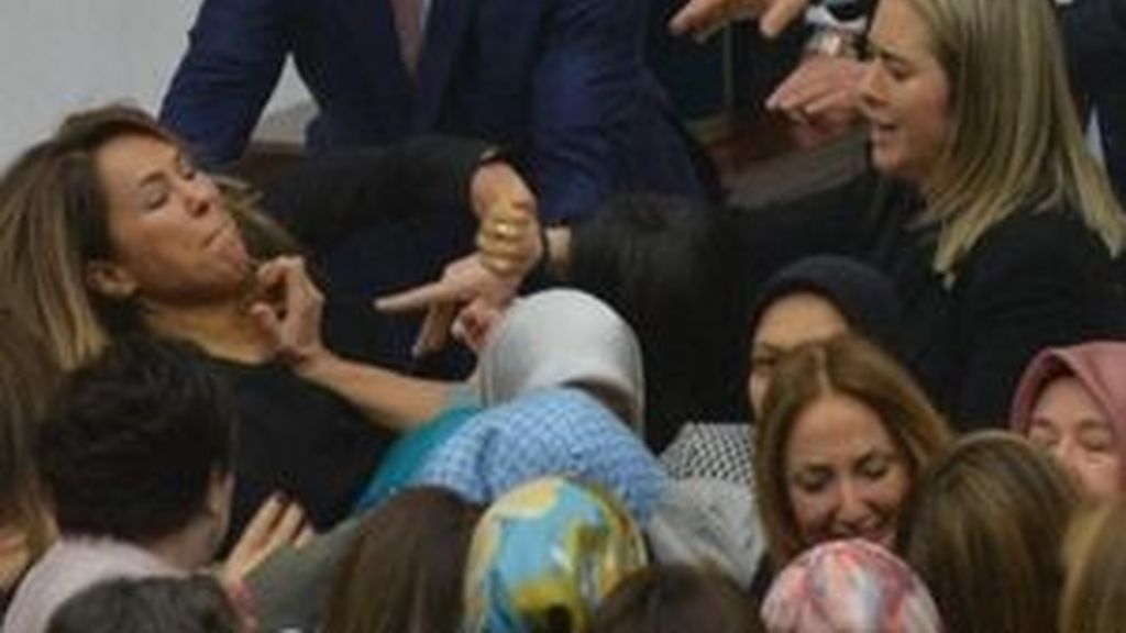 Diputadas turcas llegan a las manos en el parlamento