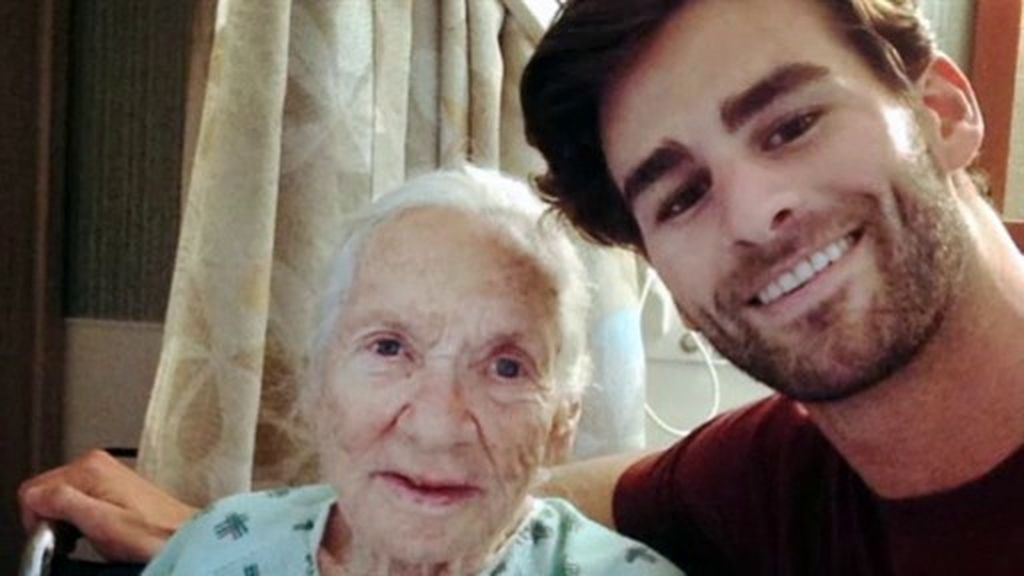 Maravillosa extraña pareja: un joven 'adopta' a su vecina enferma de leucemia