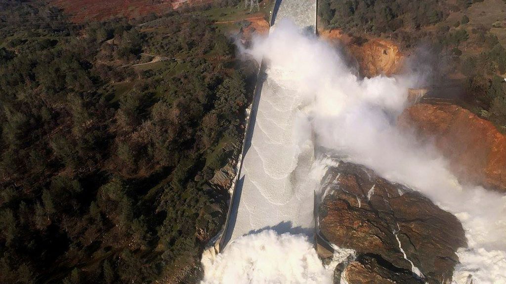 Miles de casas amenazadas por la presa de Oroville