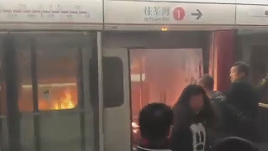 Un hombre se prende fuego en el metro de Hong Kong, en China