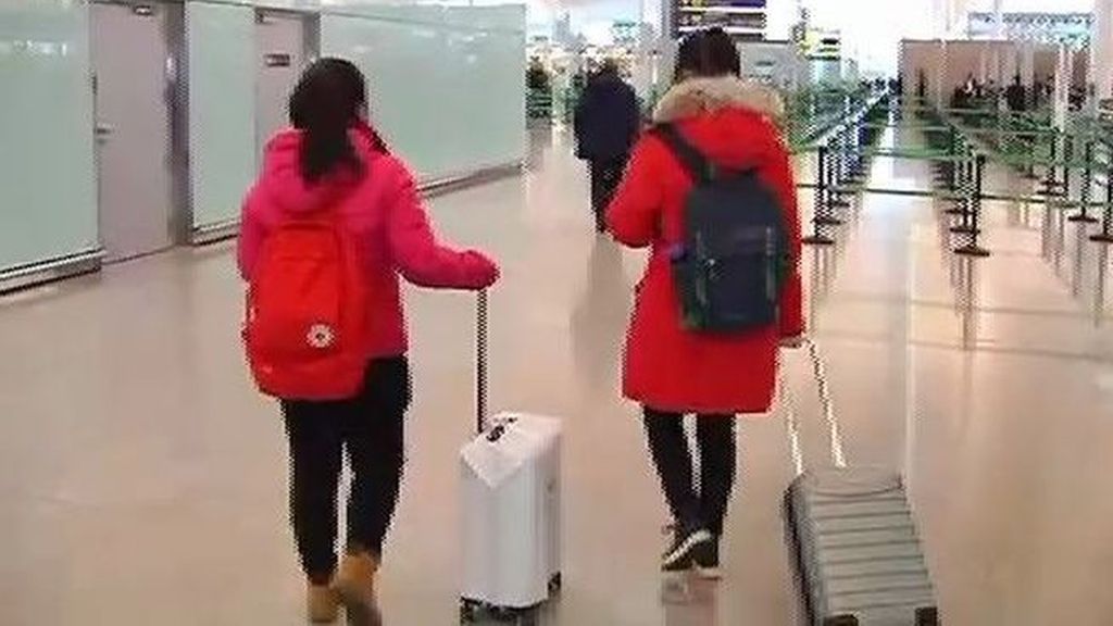 Dos menores vietnamitas viven cuatro días solas en el aeropuerto del Prat