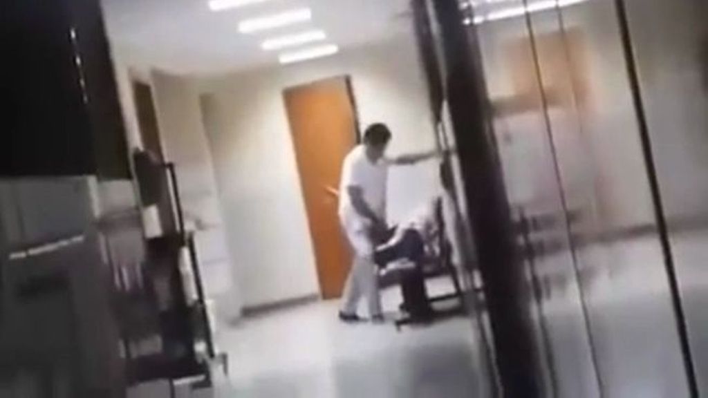 Un médico acosa en pleno pasillo del hospital a una paciente que dormía