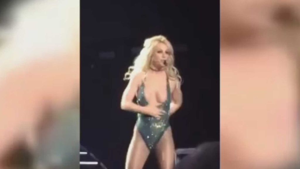 Britney Spears muestra un pecho en un descuido en pleno concierto