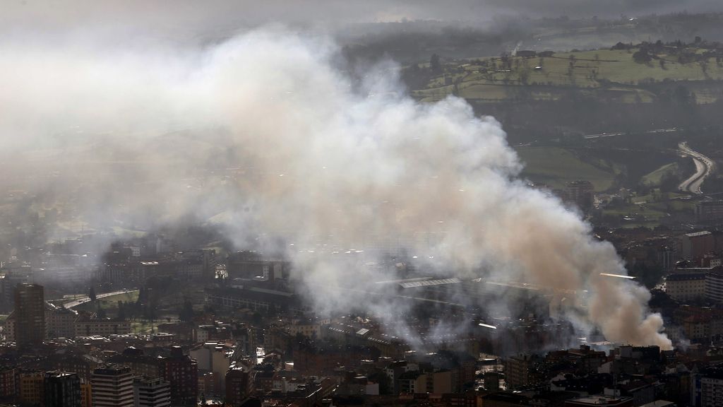 El incendio del bazar en Oviedo desata la indignación de los vecinos desalojados