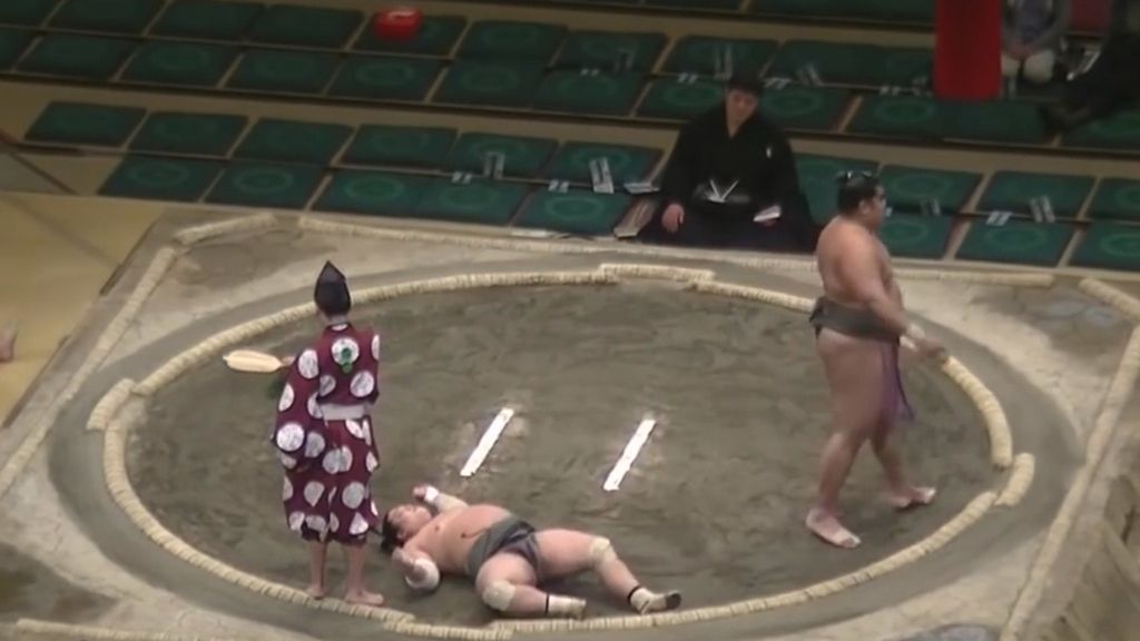 El espectacular KO en un combate de sumo