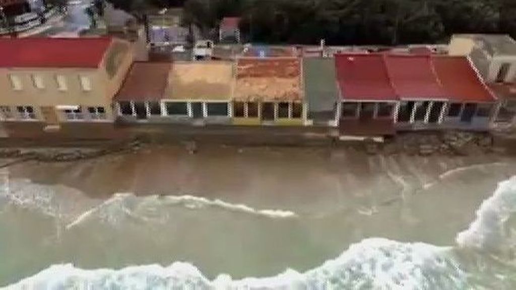 El temporal arrasa la playa de Babilonia en Guardamar