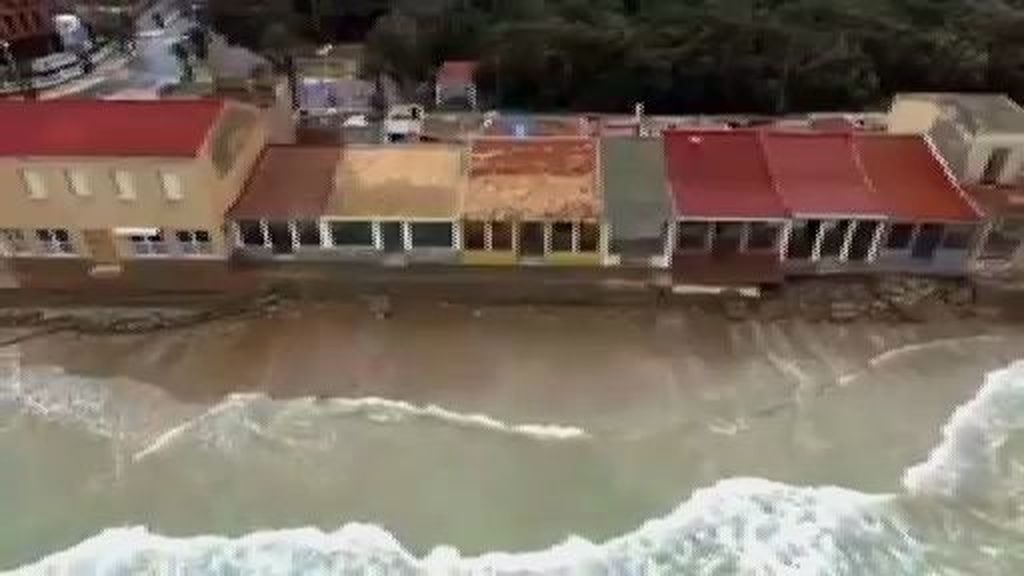 El temporal arrasa la playa de Babilonia en Guardamar