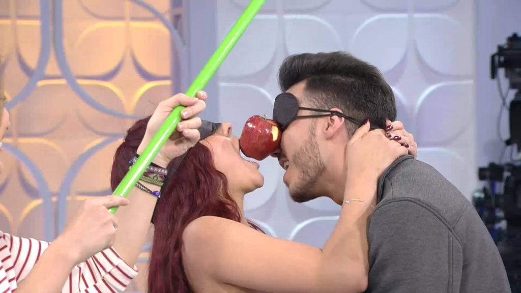 Rym y Juan se vendan los ojos para comerse...¡una manzana!