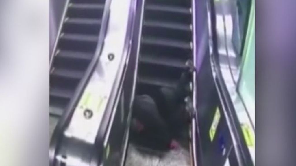 Dramática escena en la que un anciano se cae varias veces en una escalera mecánica