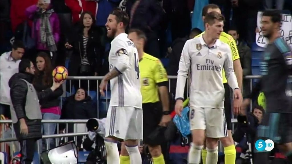 Ramos ordenó a Cristiano volver al césped para saludar al público del Bernabéu