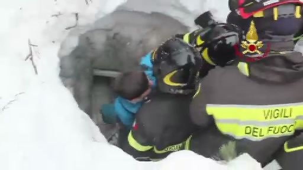 Seis supervivientes rescatados en el hotel sepultado por la nieve en Italia