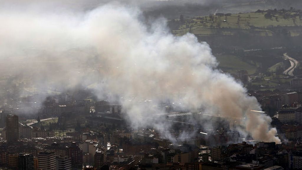 El incendio del bazar en Oviedo desata la indignación de los vecinos desalojados