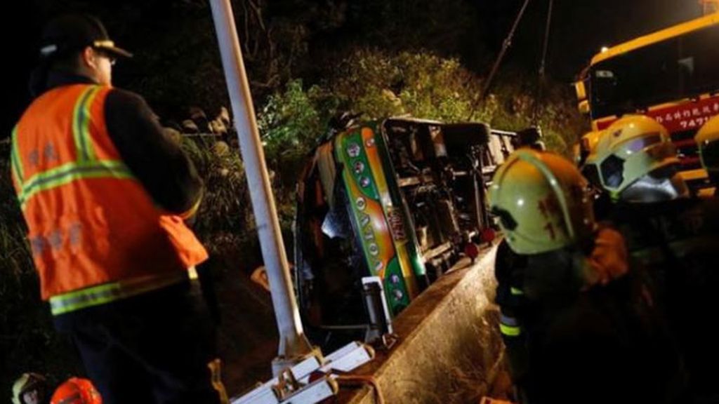 Mueren 32 personas al volcarse un autobús turístico en Taiwán