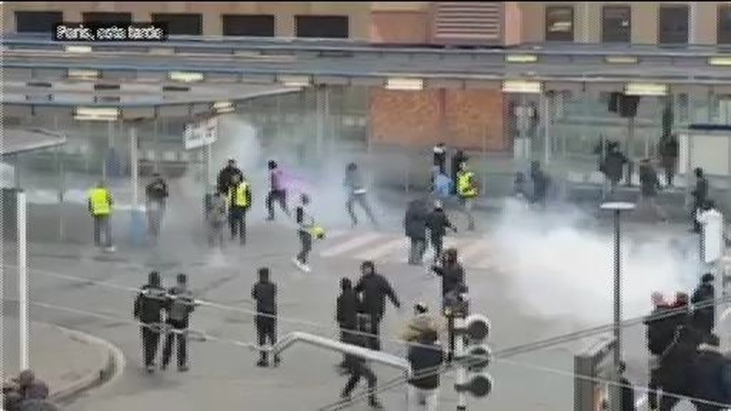 Francia: gases lacrimógenos y detenciones en plena campaña electoral