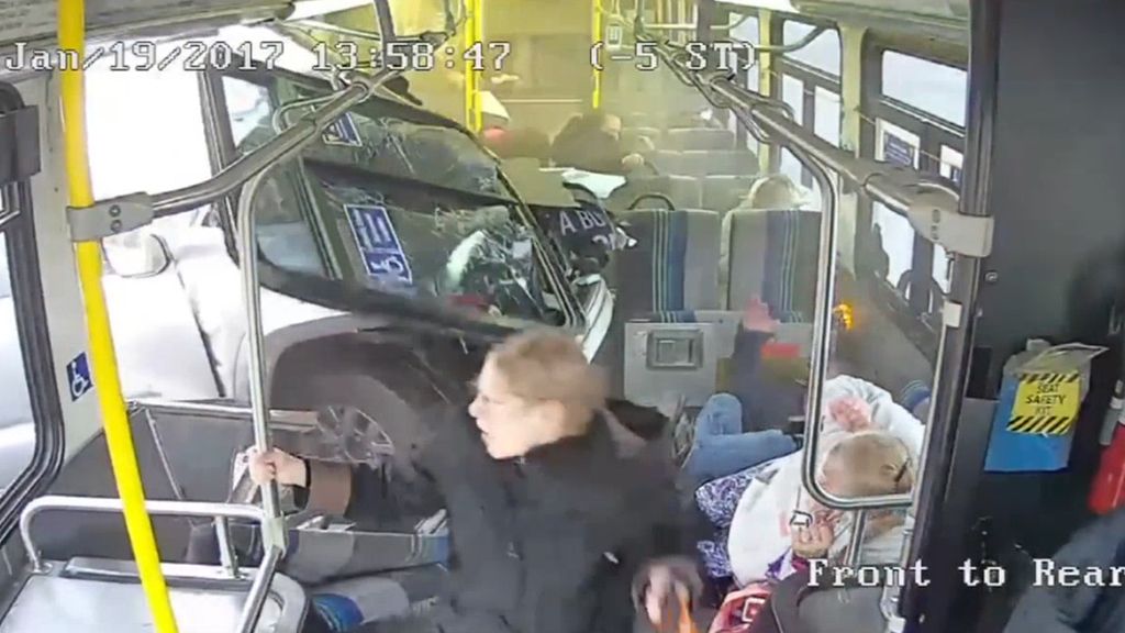 Impactante choque entre una camioneta y un autobús en Nueva York
