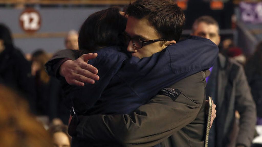 El abrazo entre Pablo Iglesias e Íñigo Errejón