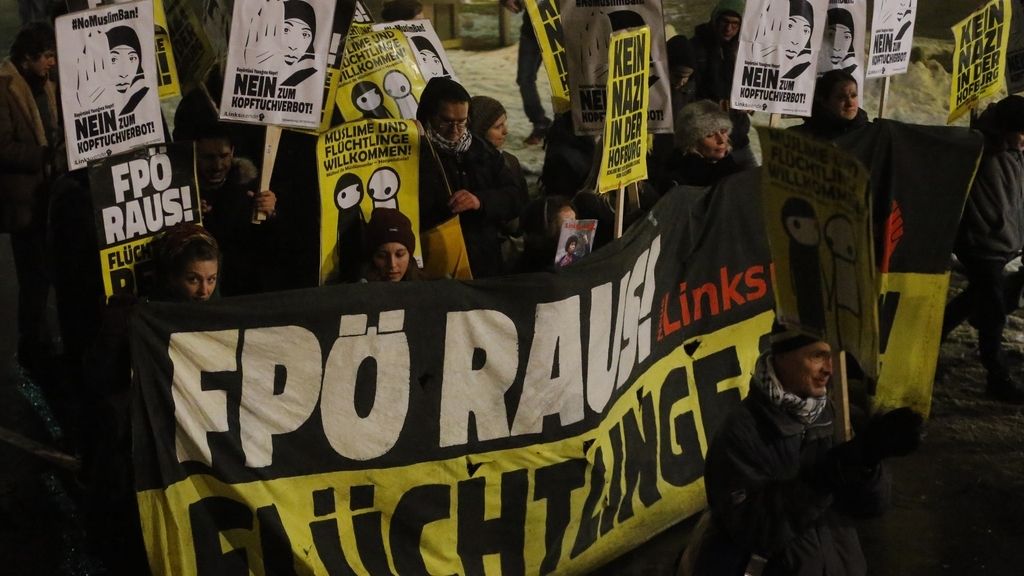 Despliegue policial en Viena por el baile anual del partido ultranacionalista FPÖ