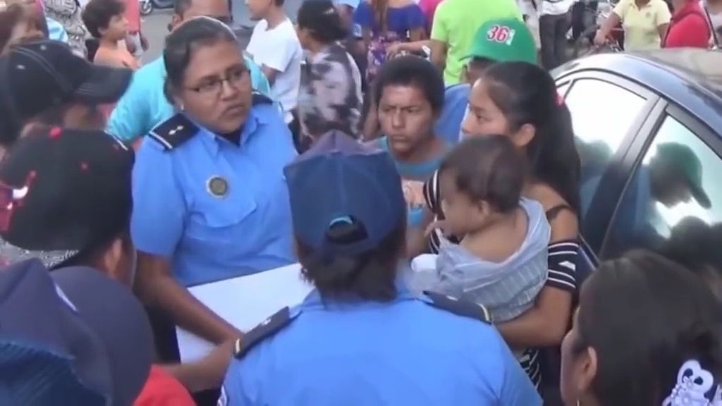 Una adolescente se presenta en la boda de su amante para impedirla