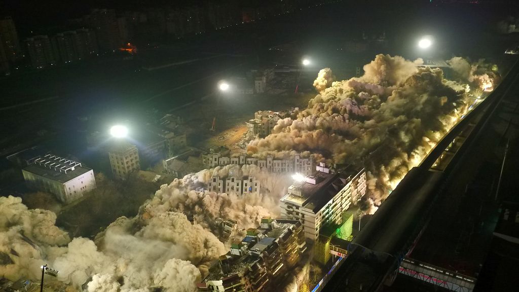 Sorprendente demolición de 19 edificios en China