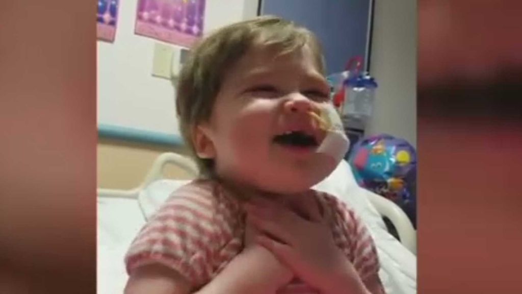 El divertido baile de Leah, una niña de cuatro años hospitalizada por una enfermedad rara