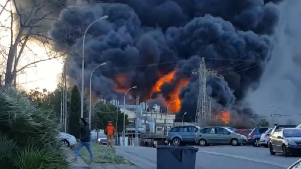 Arde una empresa de productos químicos en Paterna (Valencia)