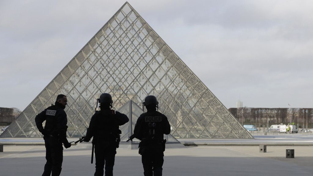 París confirma la "amenaza de carácter terrorista" en el ataque al Louvre