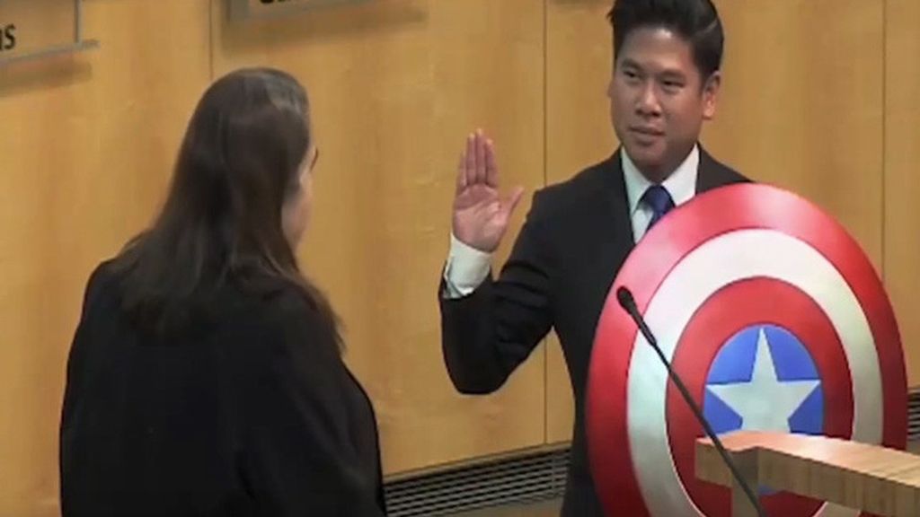 Un concejal de EEUU jura el cargo con el escudo del Capitán América