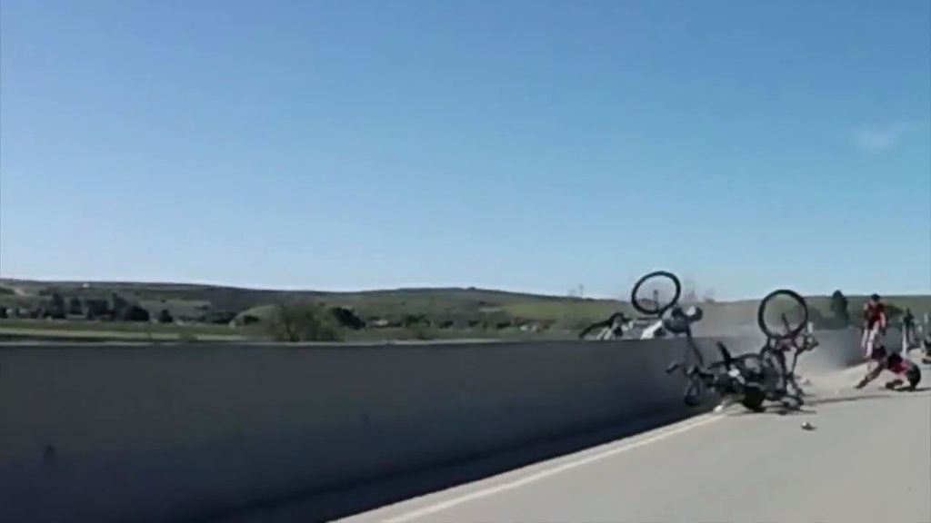 ¡Colgando del puente! Un ciclista se aferra con las manos al borde tras una caída