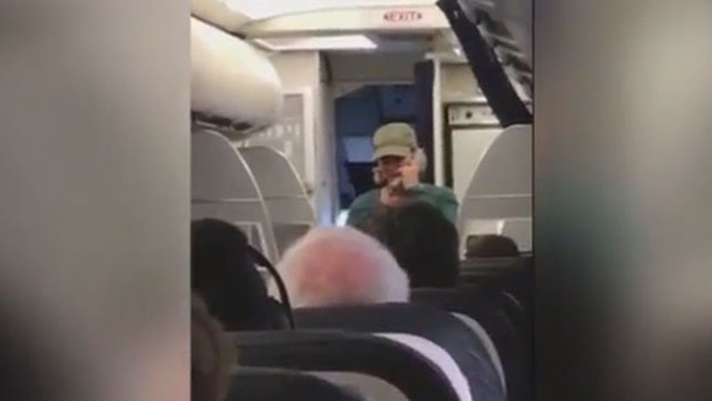 Una piloto llega tarde y le echa la bronca a los pasajeros por su divorcio y el Gobierno