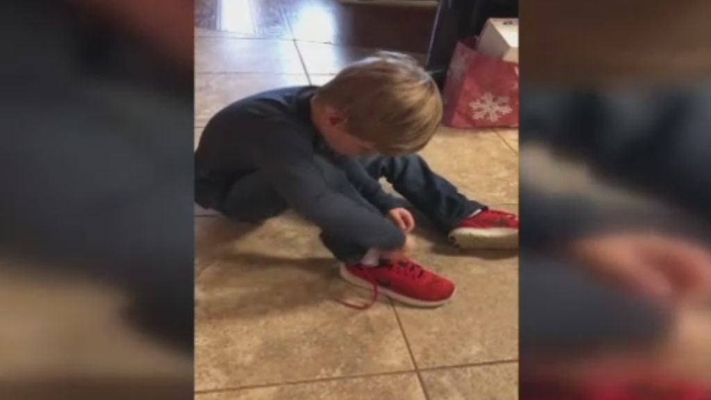 El increíble truco de un niño de cinco años para atarse los zapatos