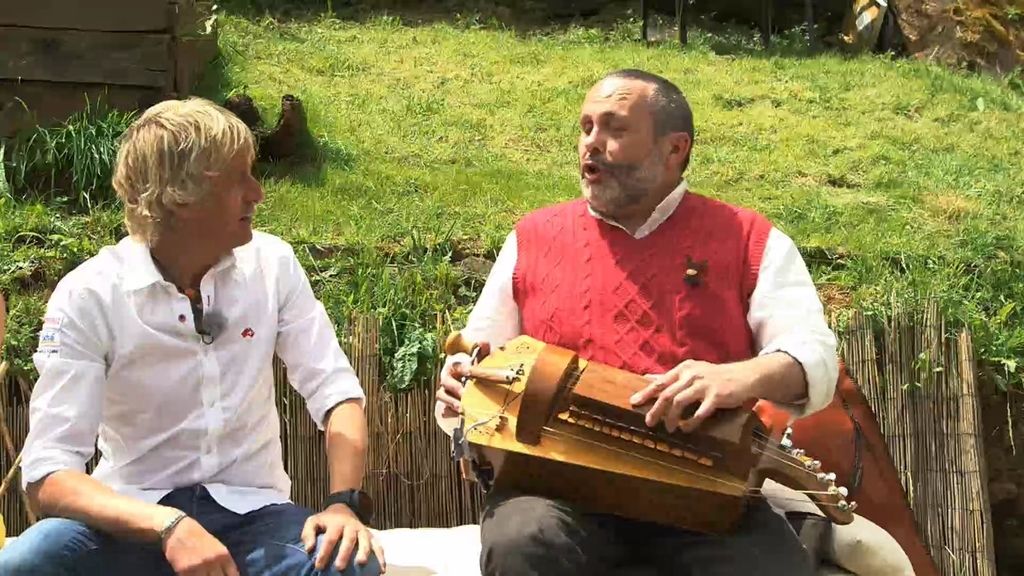 Jesús Calleja es recibido en Pincelo con la música de la zanfona