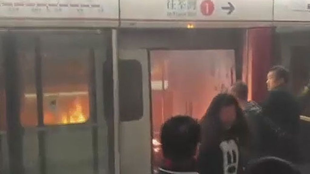 Un hombre se prende fuego en el metro de Hong Kong, en China